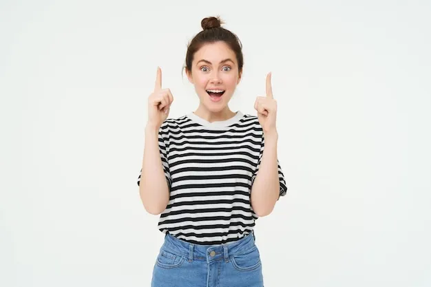 一位用户在舒适的沙发上使用双色彩票APP